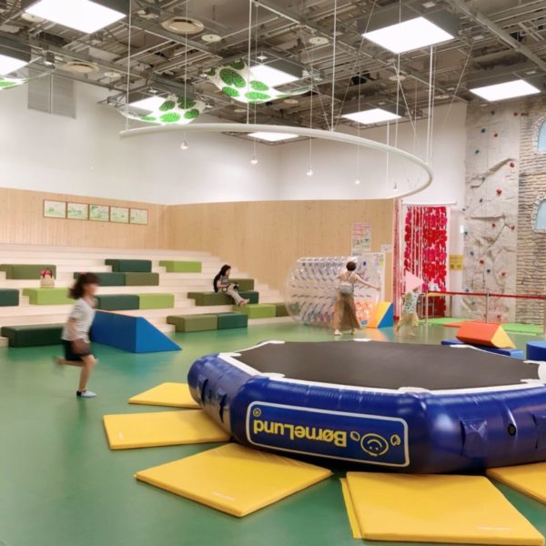 大型遊具エリアの一部、トランポリンやボルタリング