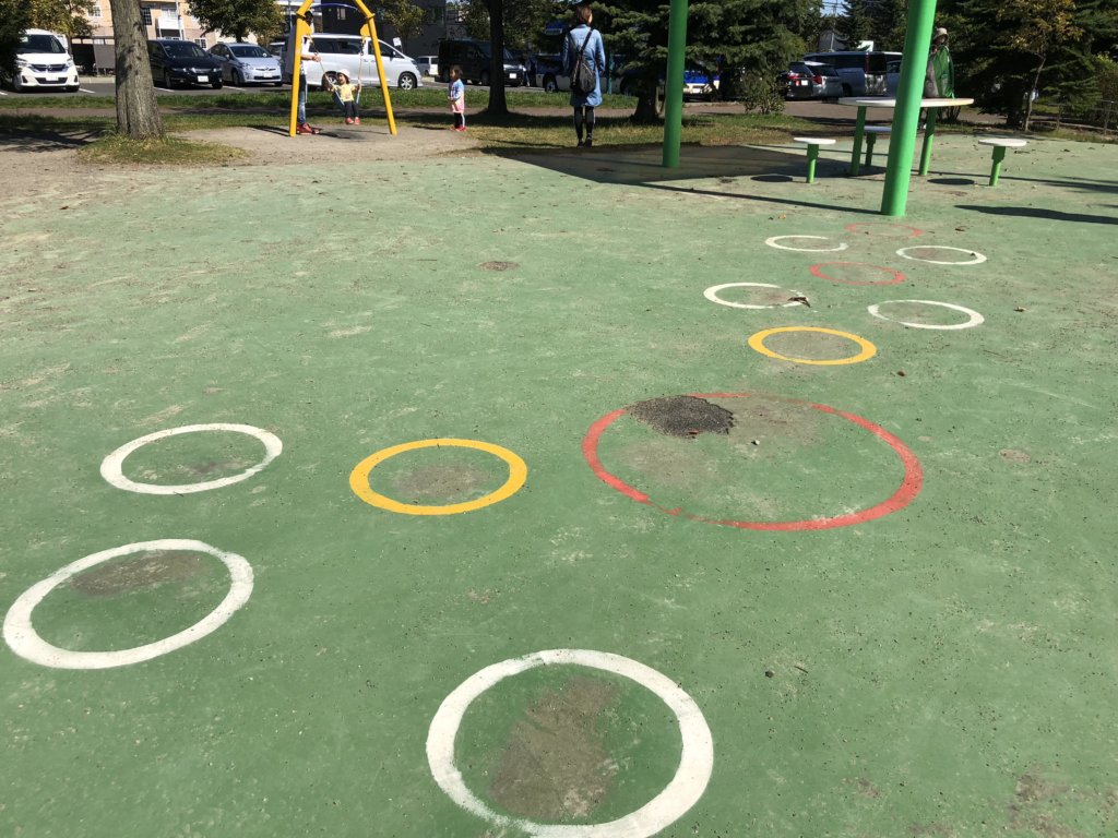 屯田公園幼児向け遊具のけんけんぱ