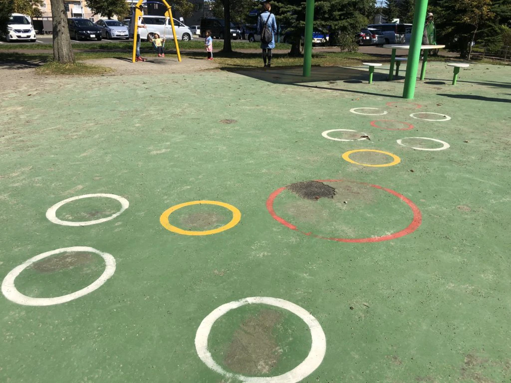 屯田公園幼児向け遊具のけんけんぱ