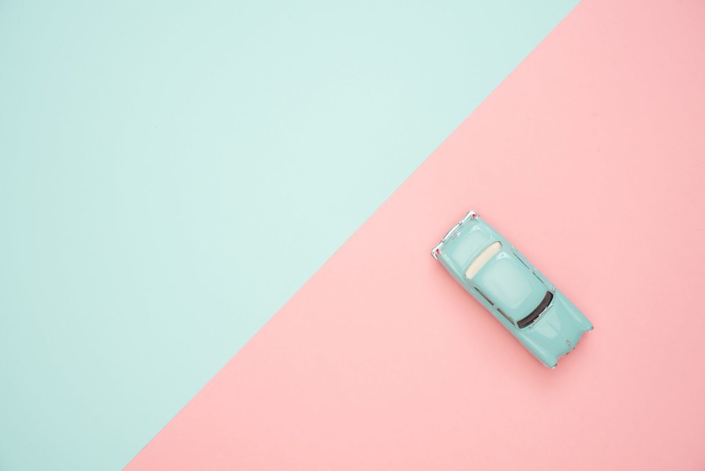 おもちゃの車