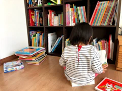 子どもを読書好きにする、「リビングに本棚」が効果的！【おすすめの本棚5選】