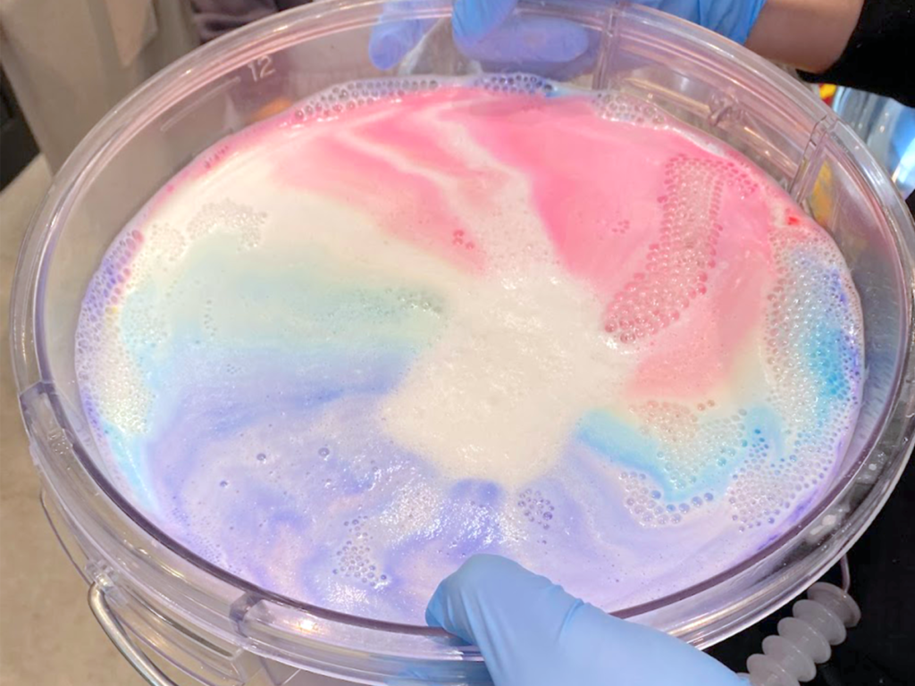 LUSH　バスボム　溶ける様子　製造体験