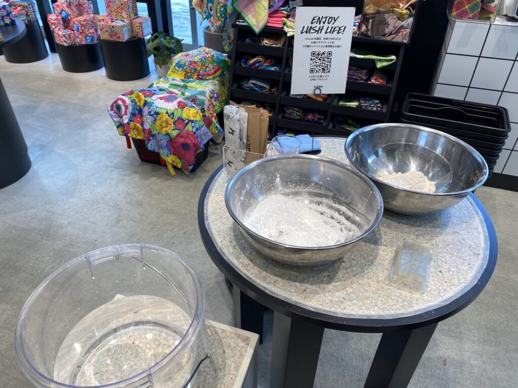 LUSH　バスボム作り　製造体験　子ども
