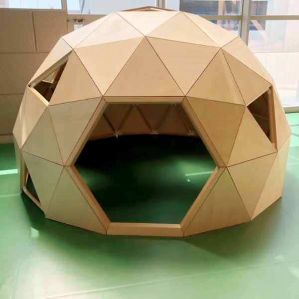 木でできたかまくらのような遊具