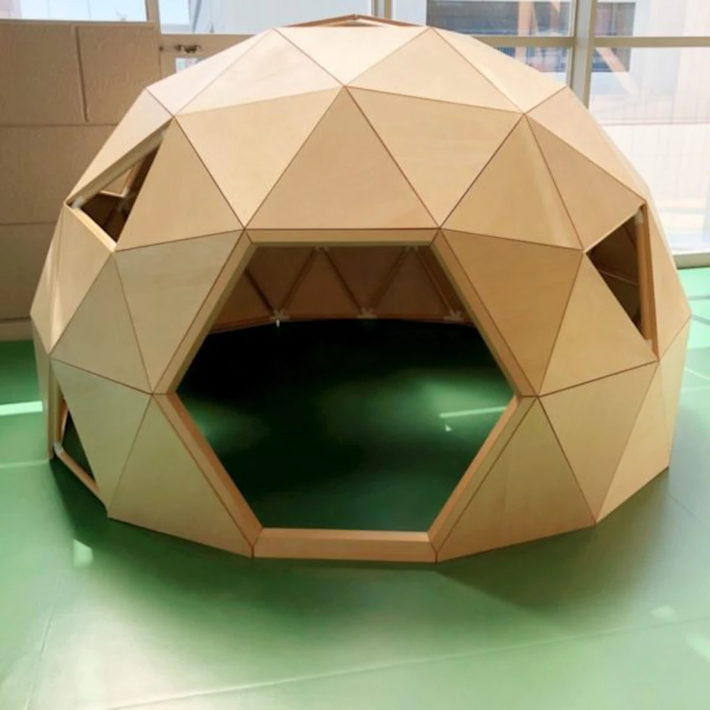 木でできたかまくらのような遊具