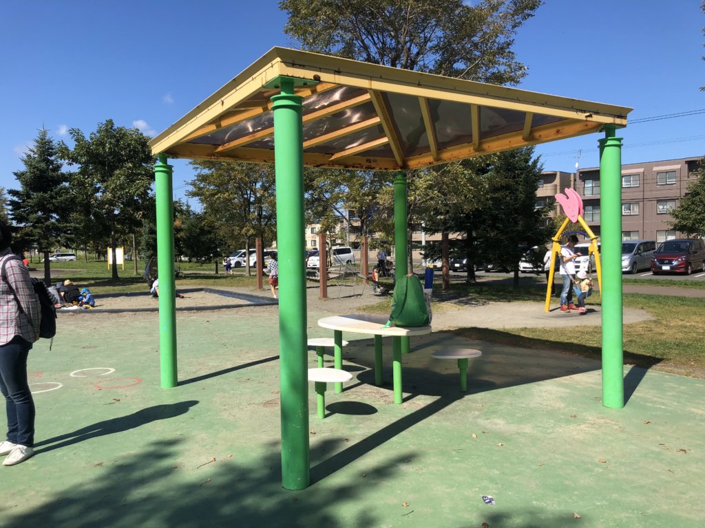 屯田公園の休憩スペース・ベンチとテーブル