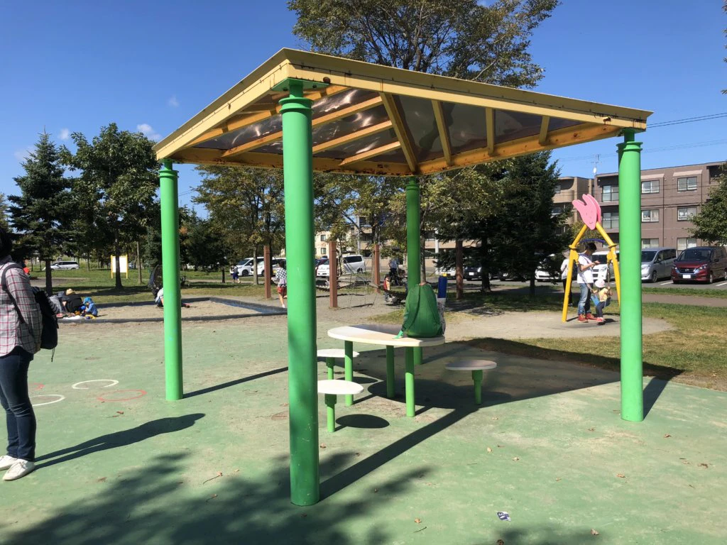 屯田公園の休憩スペース・ベンチとテーブル