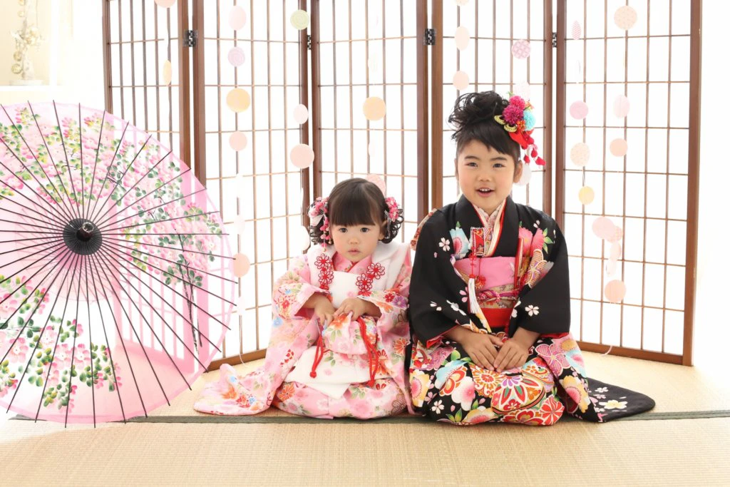 七五三の写真撮影をする女の子の姉妹