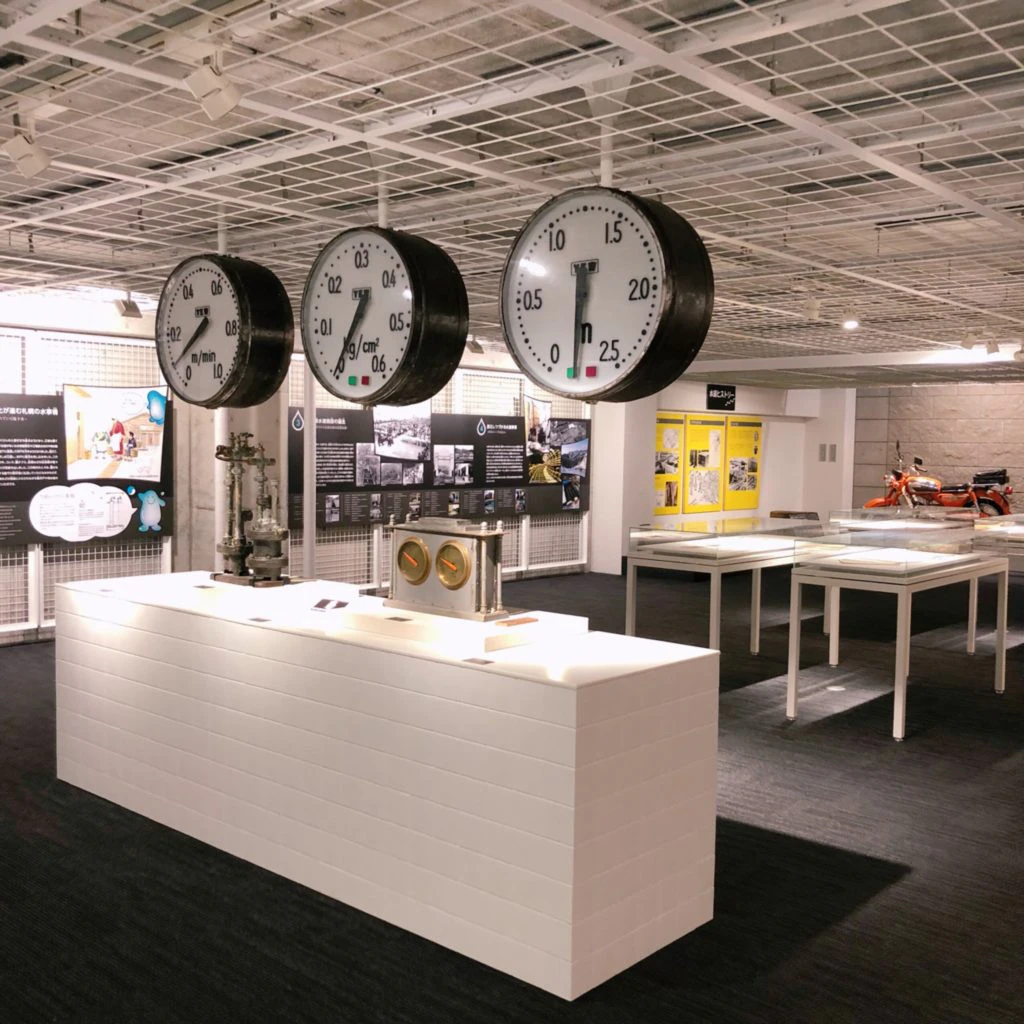 １階展示室に展示された時計のような機器