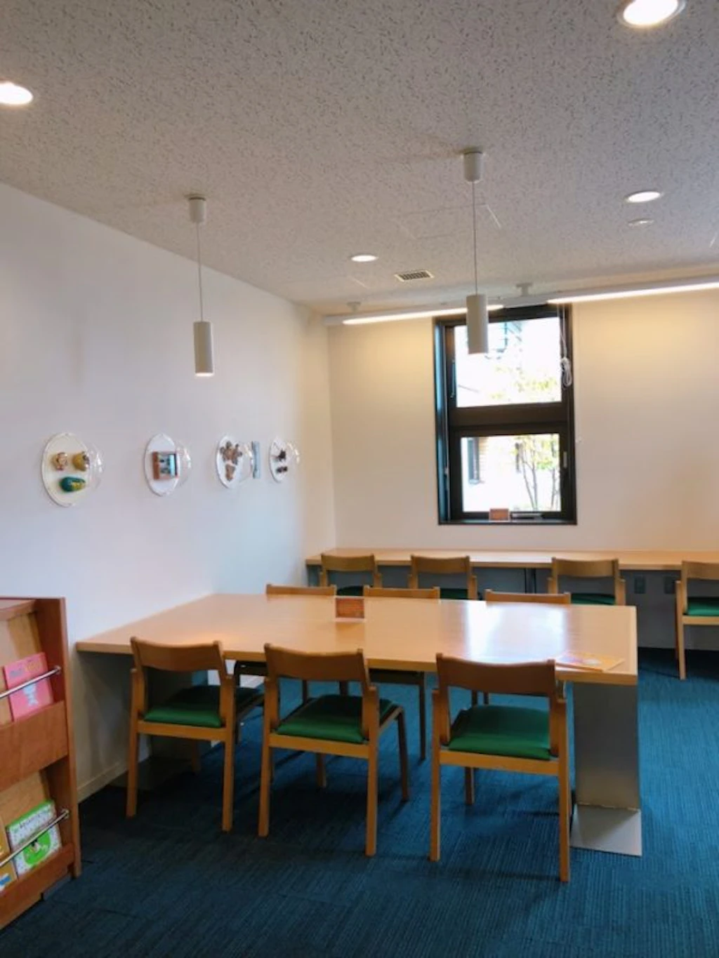 図書室の机と椅子