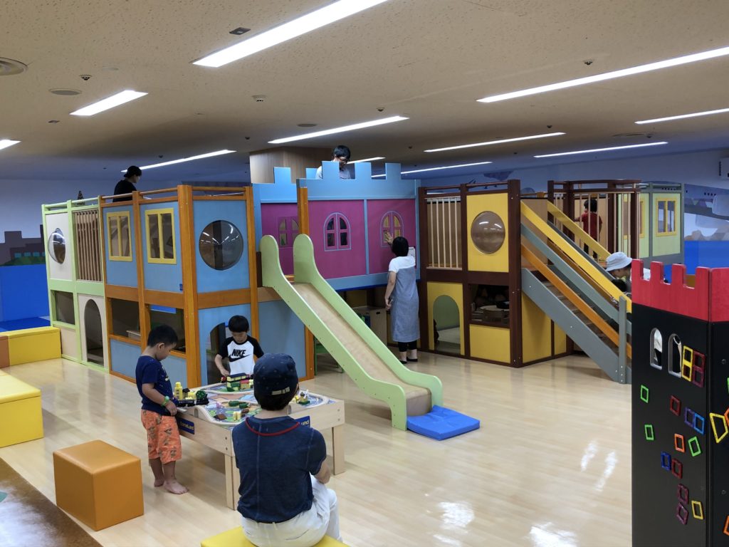 木製の大型遊具と滑り台
