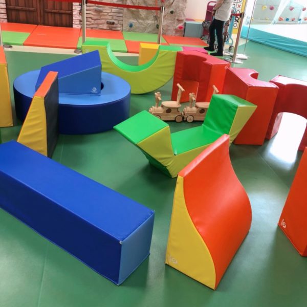 鮮やかな色と色々な形の柔らかくておおきなブロック