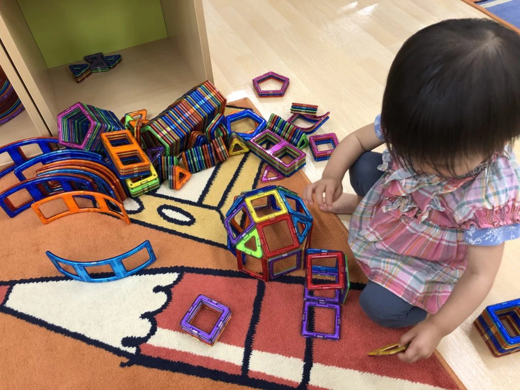 マグネット式ブロックで遊ぶ娘