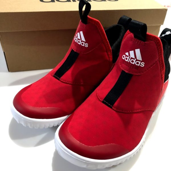 アディダスのスニーカー