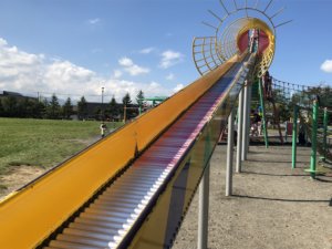 屯田公園の長いローラー滑り台