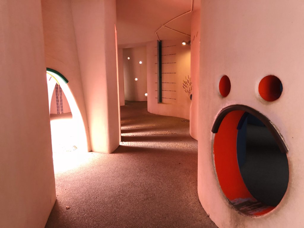 遊具アリの巣トンネルの内部