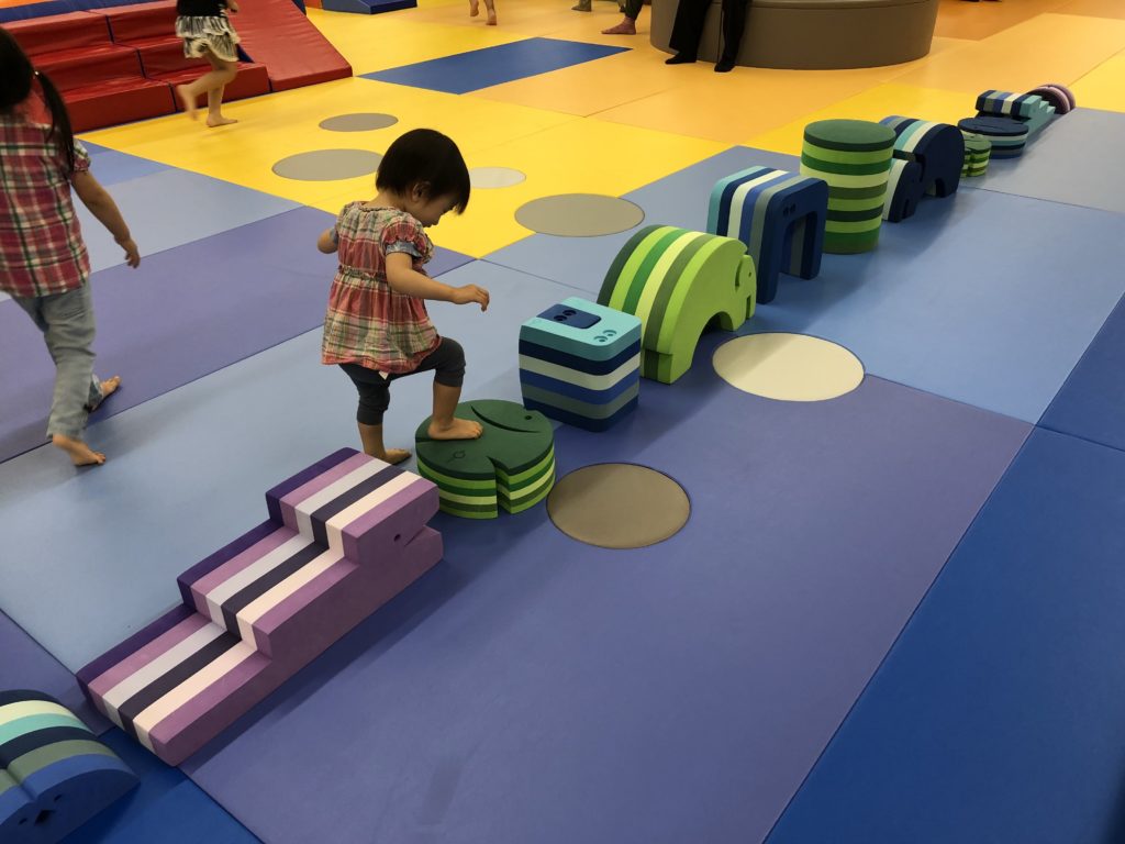 ボーネルンドのボブルスのおもちゃで遊ぶ