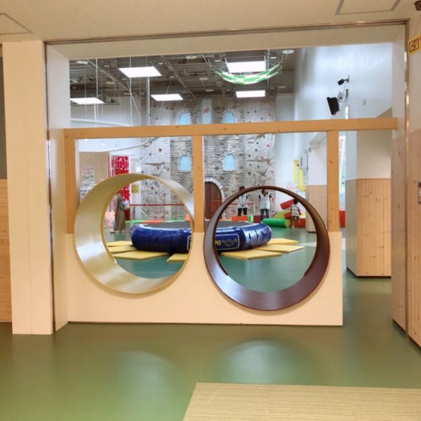 大型遊具エリアに続く円形のトンネル