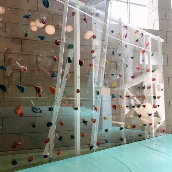 クリアな素材でできたおしゃれな子供用ボルタリング