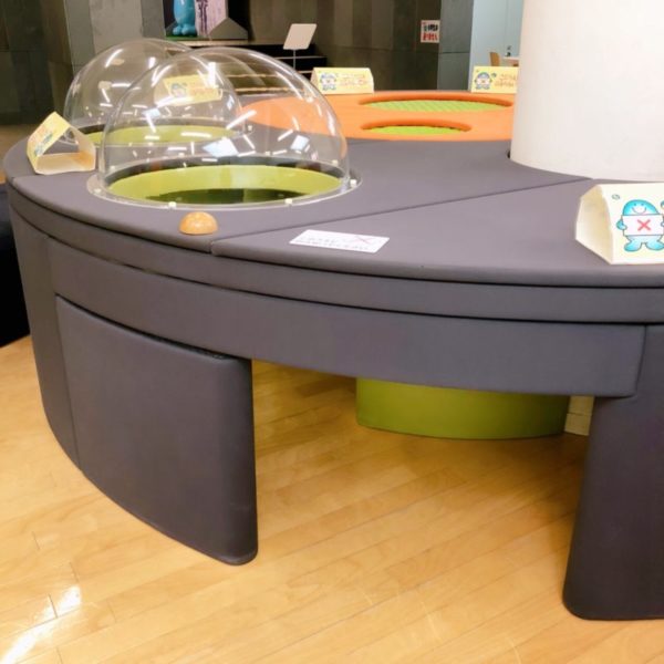 トンネル型遊具の入り口