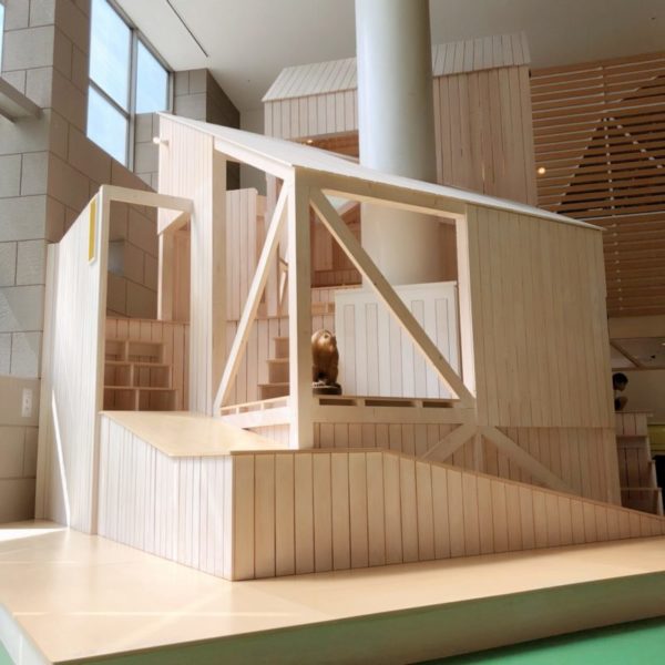 木でできた巨大な家型の遊具