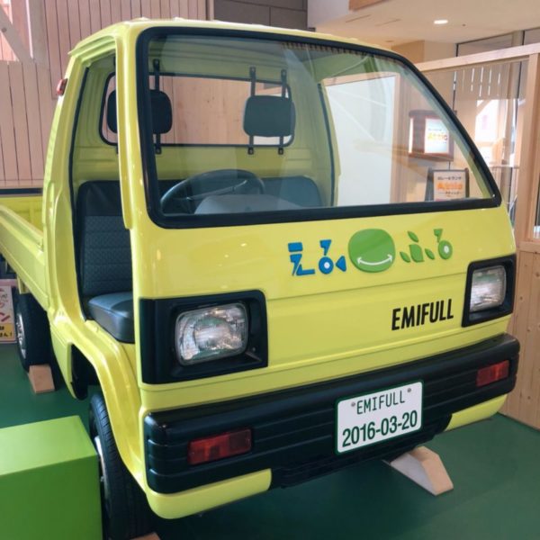 黄緑色の本物のトラック