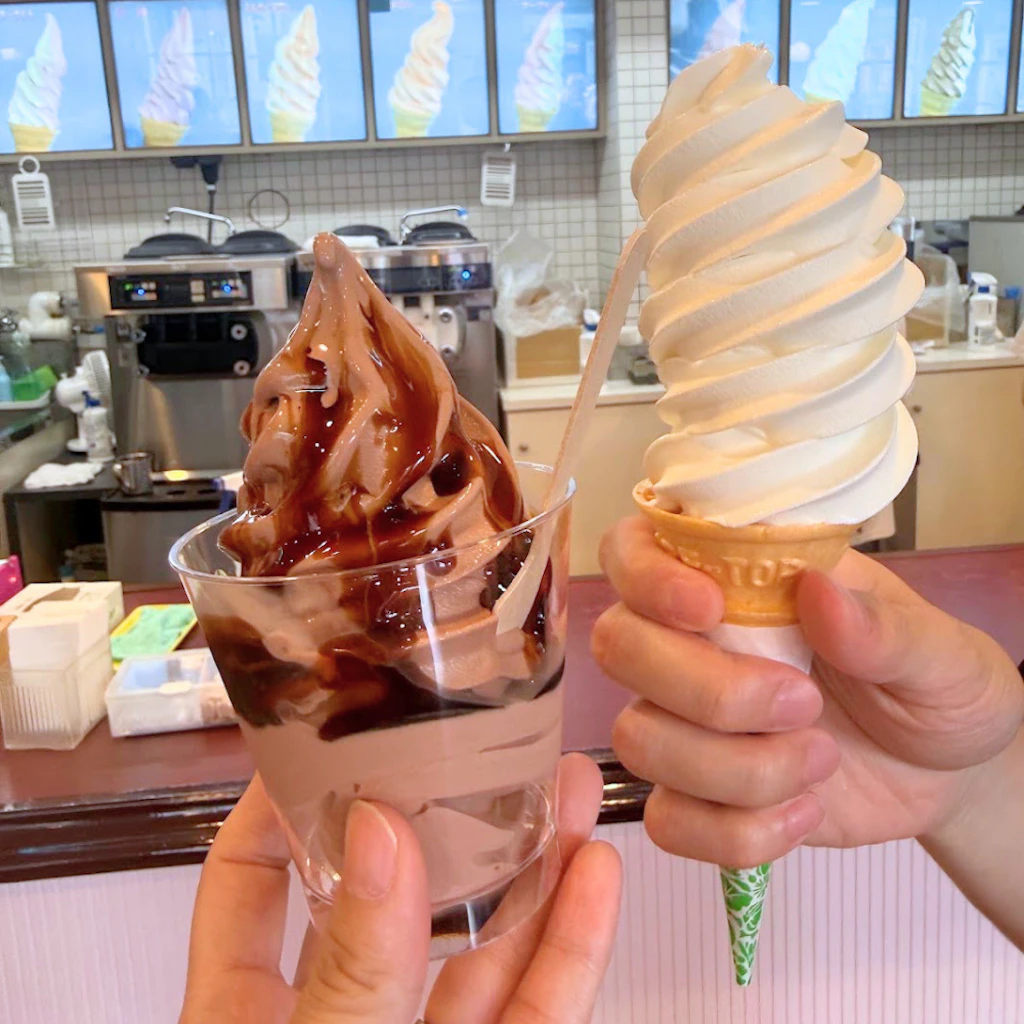 チョコプレッソサンデーとレギュラーソフトクリーム