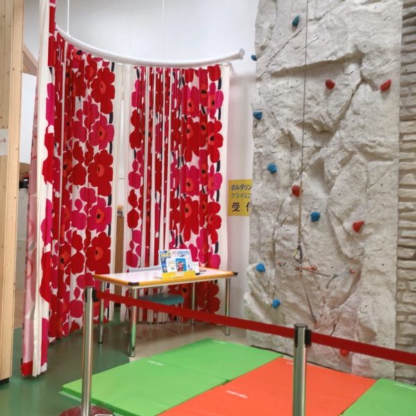 ウニッコ柄のマリメッコの生地の大きなカーテン