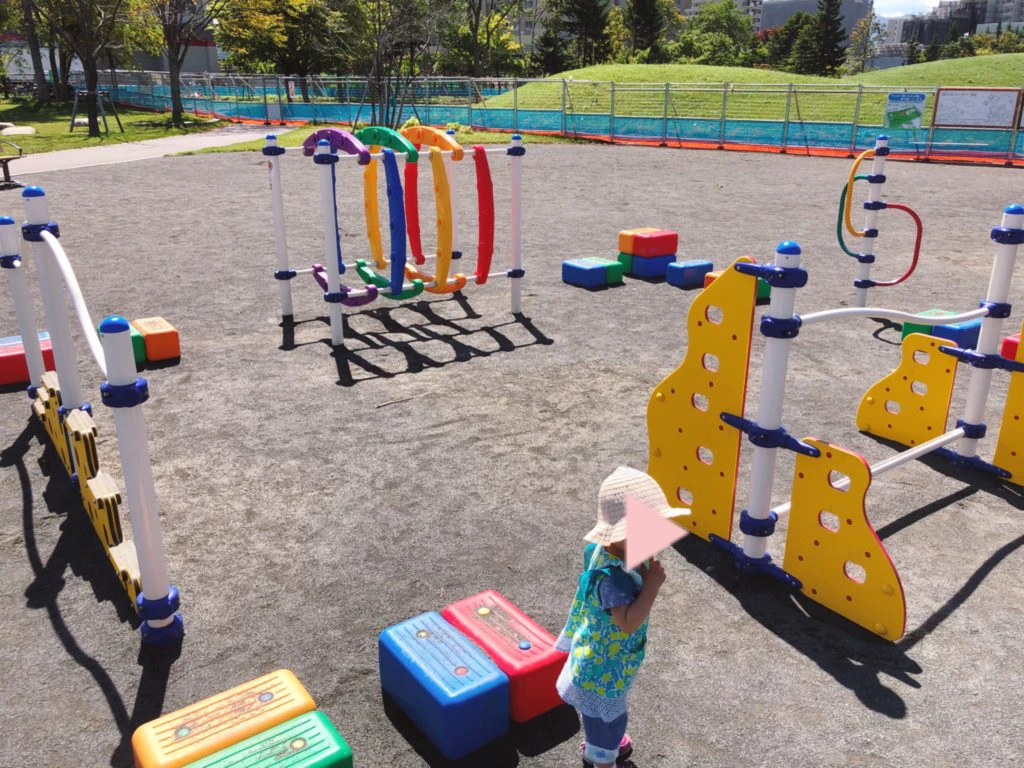 乳幼児向けのカラフルな遊具