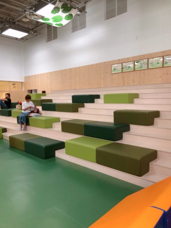 階段状の大きなステージとマリメッコのファブリック