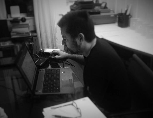 起業家, ホームオフィス, プロフェッショナル, 屋内, 建築家, ラップトップ, 仕事, デザイン, ビジネス女性, デスク, クリエイティブ, 大人, 座って, テクノロジー, 男, コンピューターでの作業, 眼鏡, 自営業, 小規模なビジネス, ライセンス供与, アーキテクチャ, cad, グレイ事業, グレーのコンピュータ, グレイ事務所, グレイホーム, グレーの技術, グレーノート, グレーの仕事, グレーデスク, グレーの会社, グレーガラス, グレーの創造, グレーの起業家