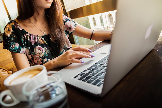 女性, コーヒーカップ, ラップトップ, デスク, ワークスペース, マックブック, テクノロジー, 仕事, 働く, 働く女性, コーヒー, コンピューター, カップ, 女の子, マグ