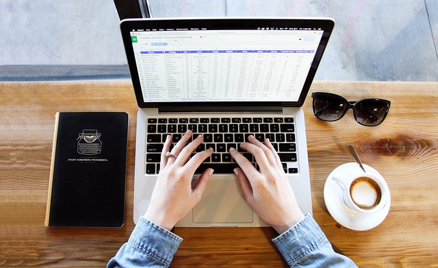 ノート, タイピング, コーヒー, コンピューター, 手, ラップトップ, マックブック, macbook pro, 画面, スプレッドシート, 勉強, 仕事, 働く, タイピング, 勉強, 勉強, 勉強, 勉強, 勉強