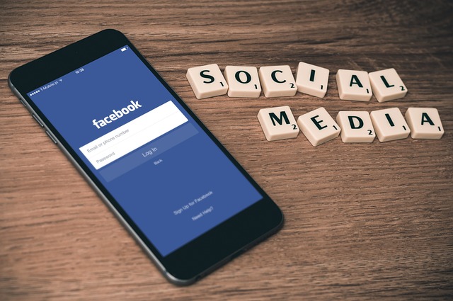 社会的なメディア, フェイスブック, スマートフォン, iphone, モバイル, メディア, ウェブ, インターネット, 社会的ネットワーク, ソーシャルネットワーキング, マルチメディア, フェイスブック, スマートフォン, スマートフォン, スマートフォン, スマートフォン, スマートフォン, インターネット
