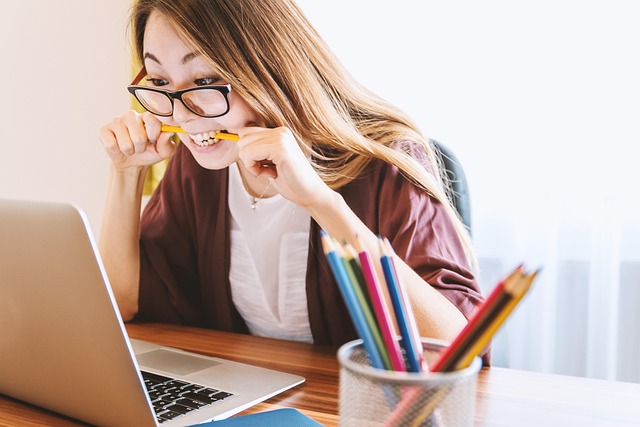 ラップトップ, 女性, 教育, 勉強, 若いです, コンピューター, 美しい, デスク, 女の子, 宿題, カレッジ, 学校, インターネット, 人, ライフスタイル, オフィス, 学生, 勉強する, 学ぶ, 強調, 燃焼, 眼鏡, 時制, プレッシャー, 勉強, 勉強, 勉強, 勉強, 勉強