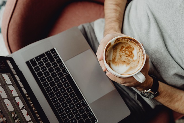 コーヒー, コーヒーカップ, カップ, コンピューター, 家, ラップトップ, マックブック, テクノロジー, オフィス, 仕事, デザイナー, 男, カジュアル