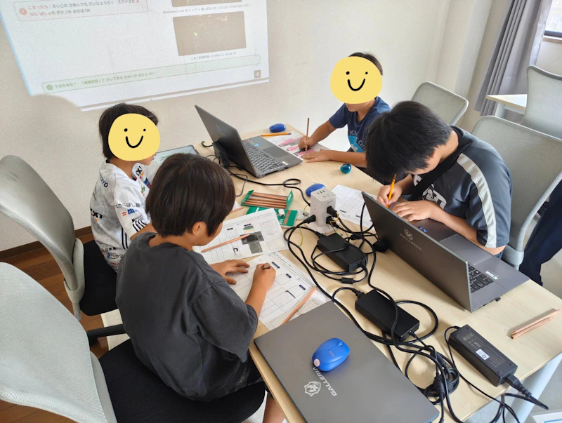 紙に設計してからパソコンに向かう様子