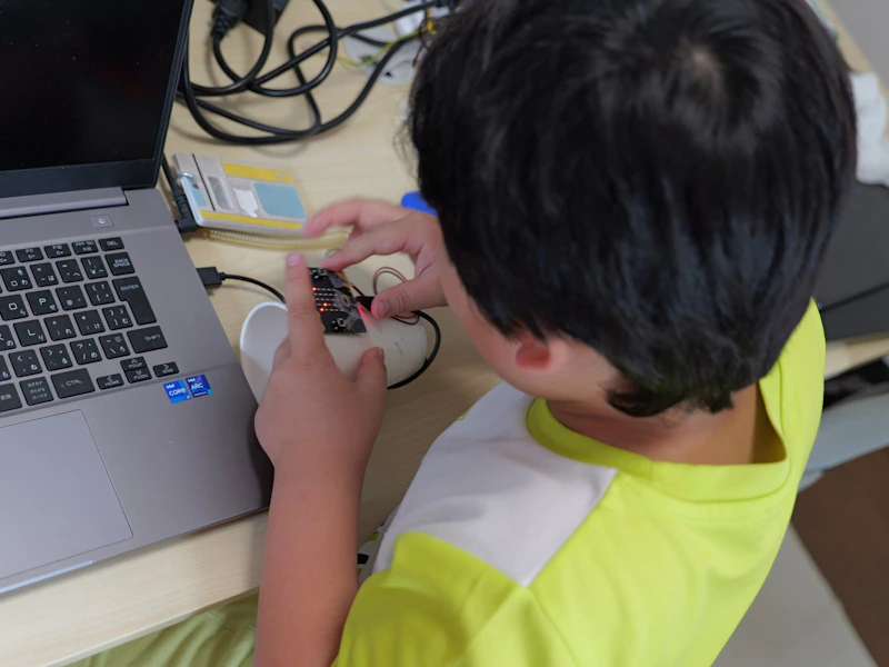 明るさセンサーで光る micro:bit を手に持つ様子