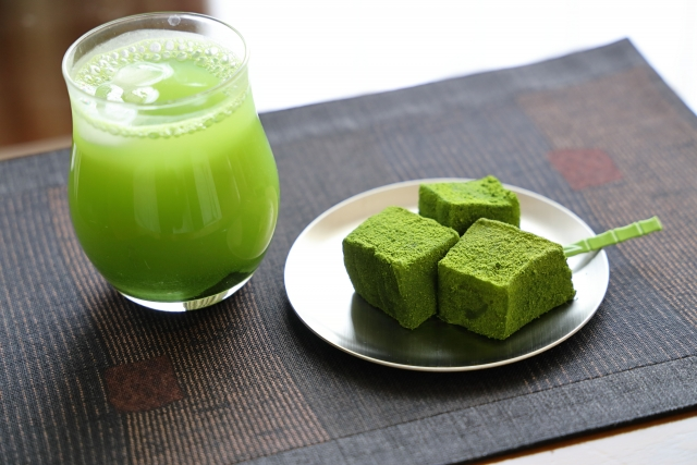 Cold matcha with matcha sweets