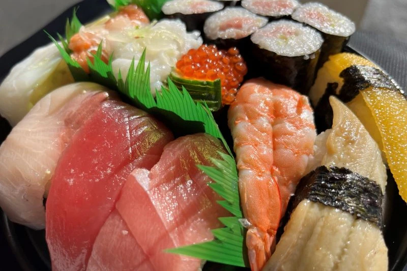 宅配寿司の新モデル、卸売市場内に直営店「新鮮な素材を持ち帰り」