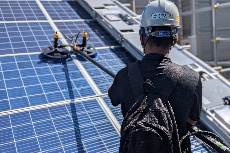 汚れた太陽光パネルを洗浄　発電効率回復の新サービス