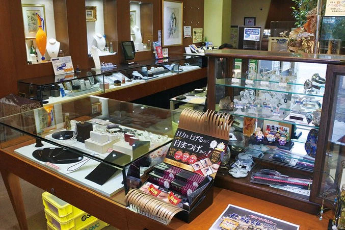 宝石販売からネイルサロンまで　「店舗内多角化」で相乗効果