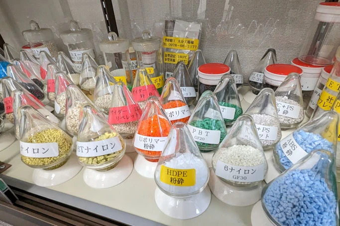 プラスチックの余剰材を自社工場でリサイクル　装置に脚光