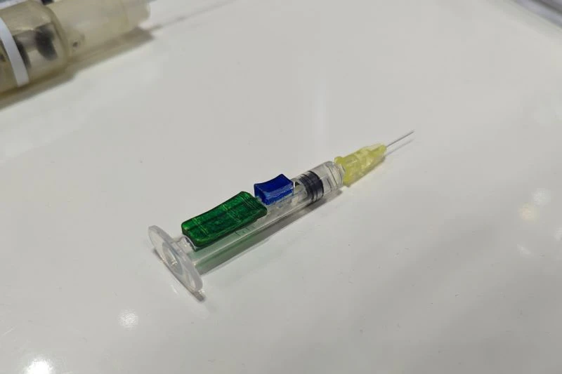 針先のぶれない「ワンプッシュ型」注射器　定量の薬液投与