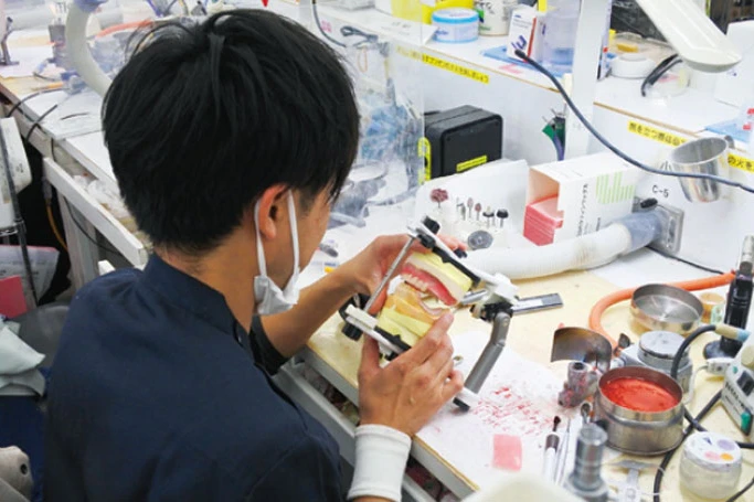超精密の入れ歯「最高のかみ合わせ」　業界オンリーワン企業の技術