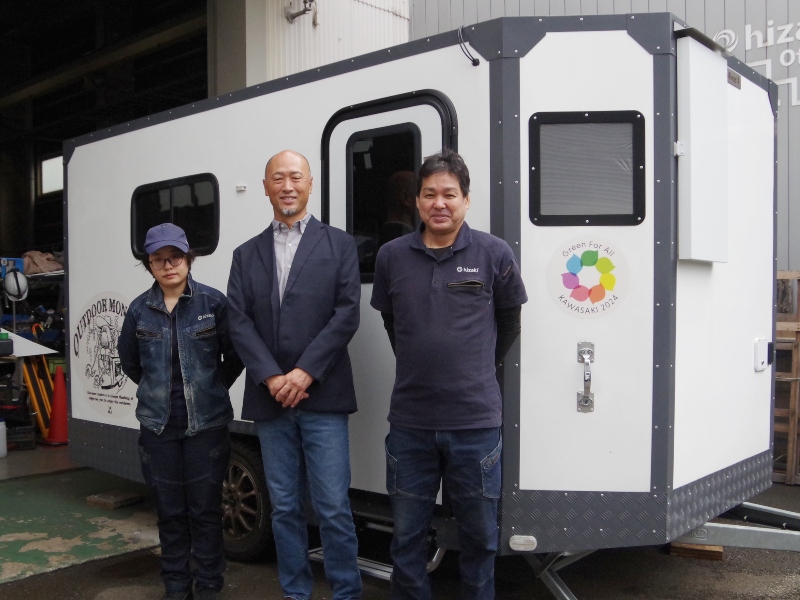 三瓶修社長（中央）と「Free Nomad Base」