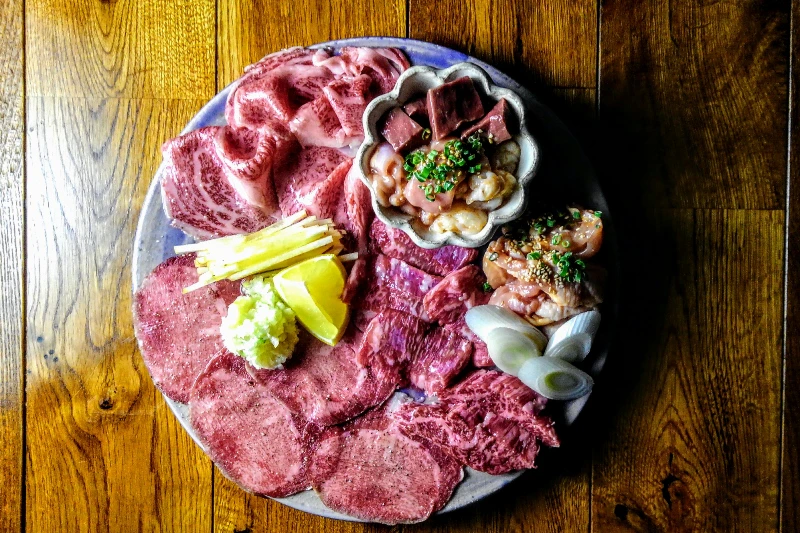 コース料理風に楽しむ焼肉を　前菜、メイン、デザート…
