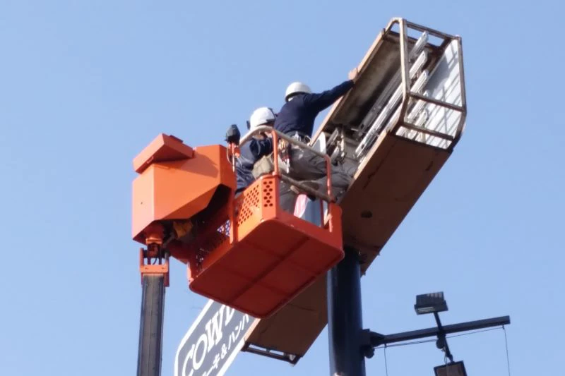 看板の落下リスクを点検で回避　高所作業車を活用した新事業