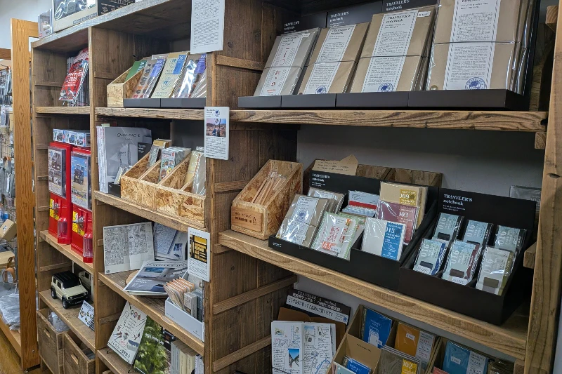 カーパーツからバッグ、文具まで‥ジムニー専門のアピオ、「旅」を起点に商品開発