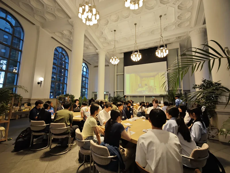 SDGs会議で参加者がテーブルを囲み意見を交わす様子